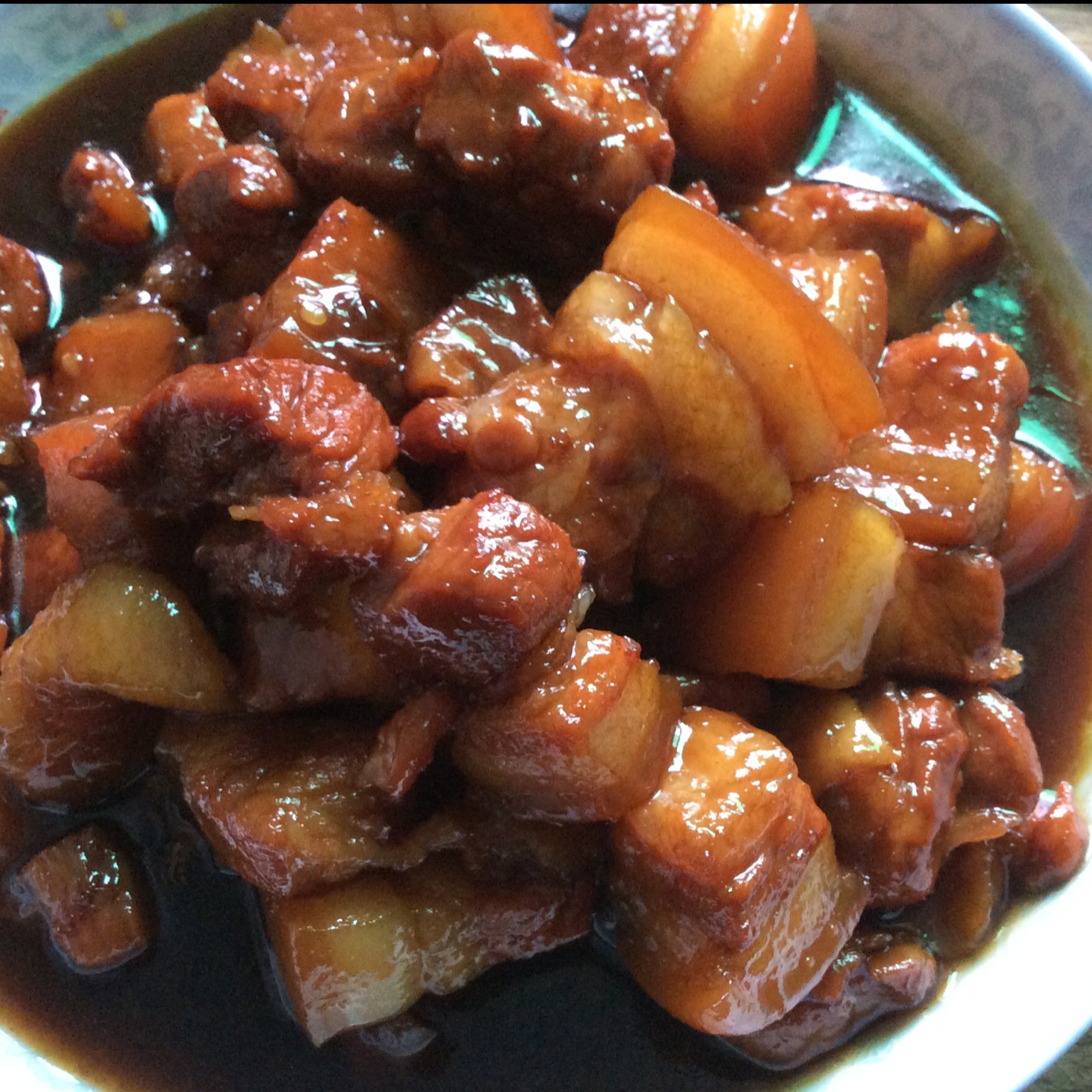 吃着碗里望着锅里的红烧肉