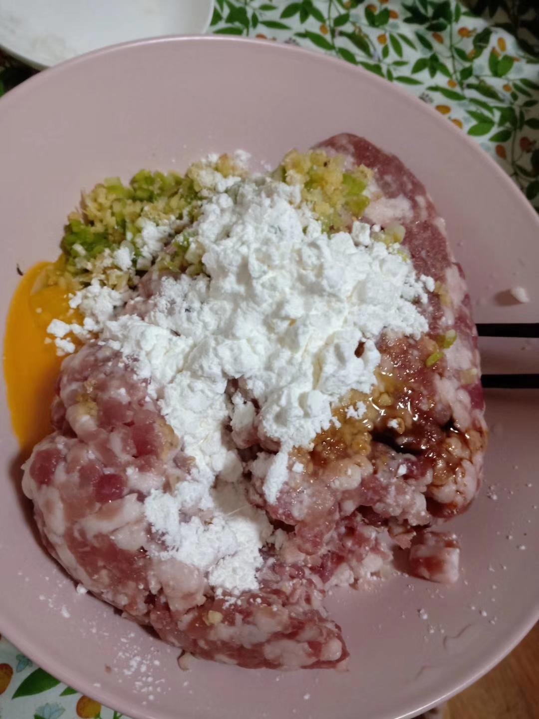 快手版红烧狮子头的做法 步骤2