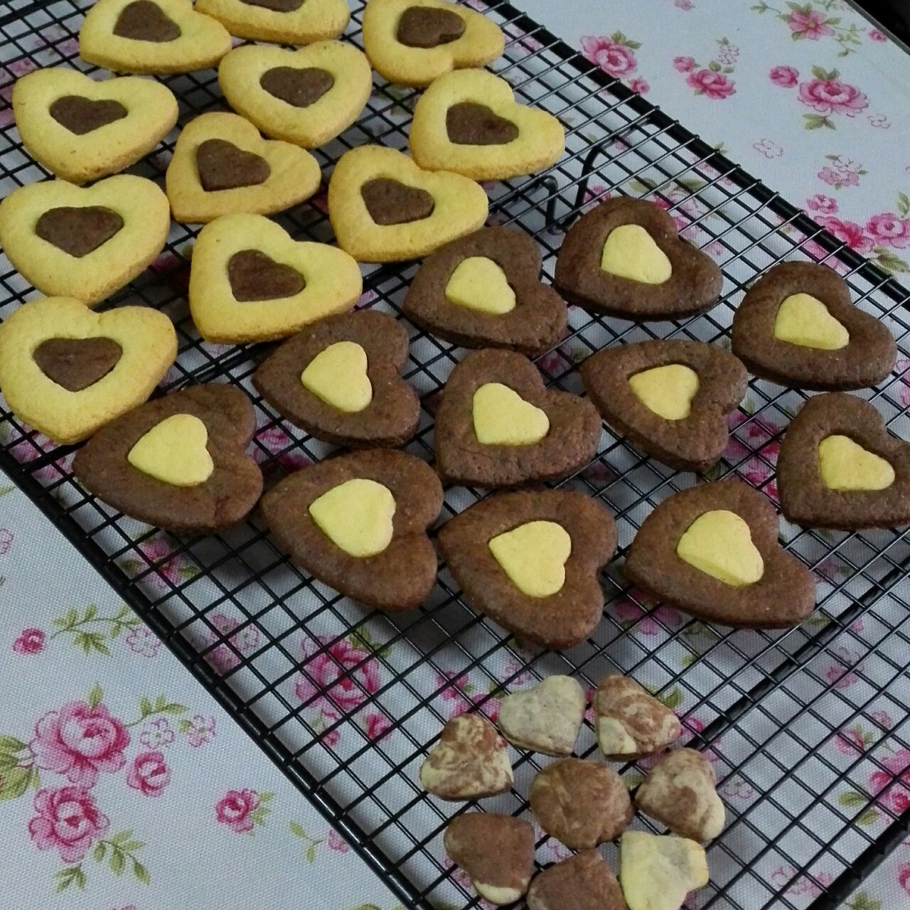 浅笑偷偷笑做的双色心形饼干