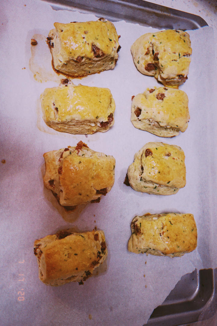 全麦香蒜广味腊肠司康