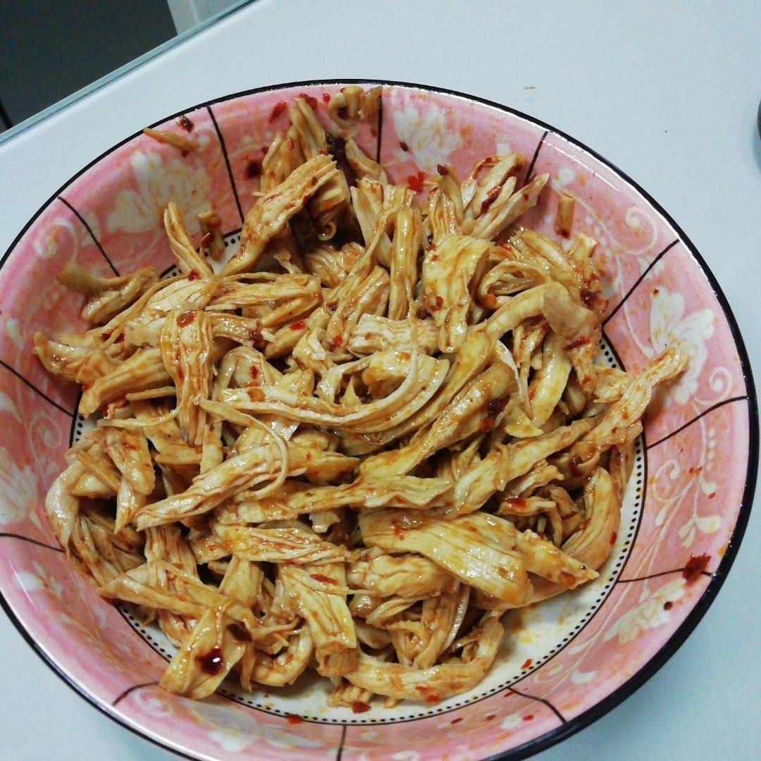 手撕麻辣鸡丝，麻麻辣辣的感觉很夏天