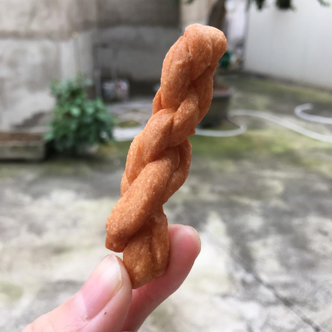 又香又酥鸡蛋小麻花，适合不爱甜食的你