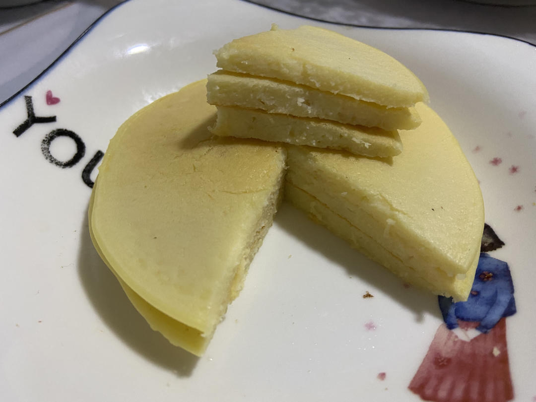 【酸奶松饼yogurt pancake】，搭上黑莓果酱和枫糖的美味。