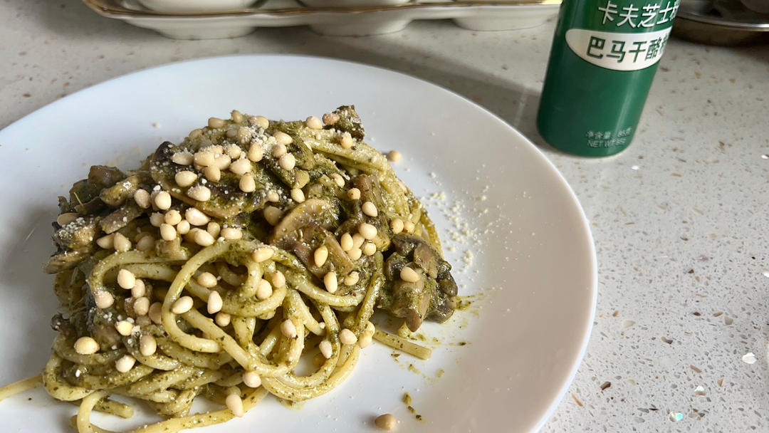 啥也不说了！太好吃啦！闷头三口两口就吃完——菠菜绿芥末奶酪青酱辣鸡肉意大利面