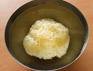 桃胶皂角米炖银耳的做法 步骤5