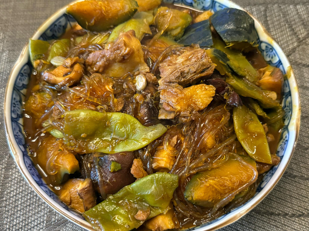 边骨肉烧南瓜油豆角的做法