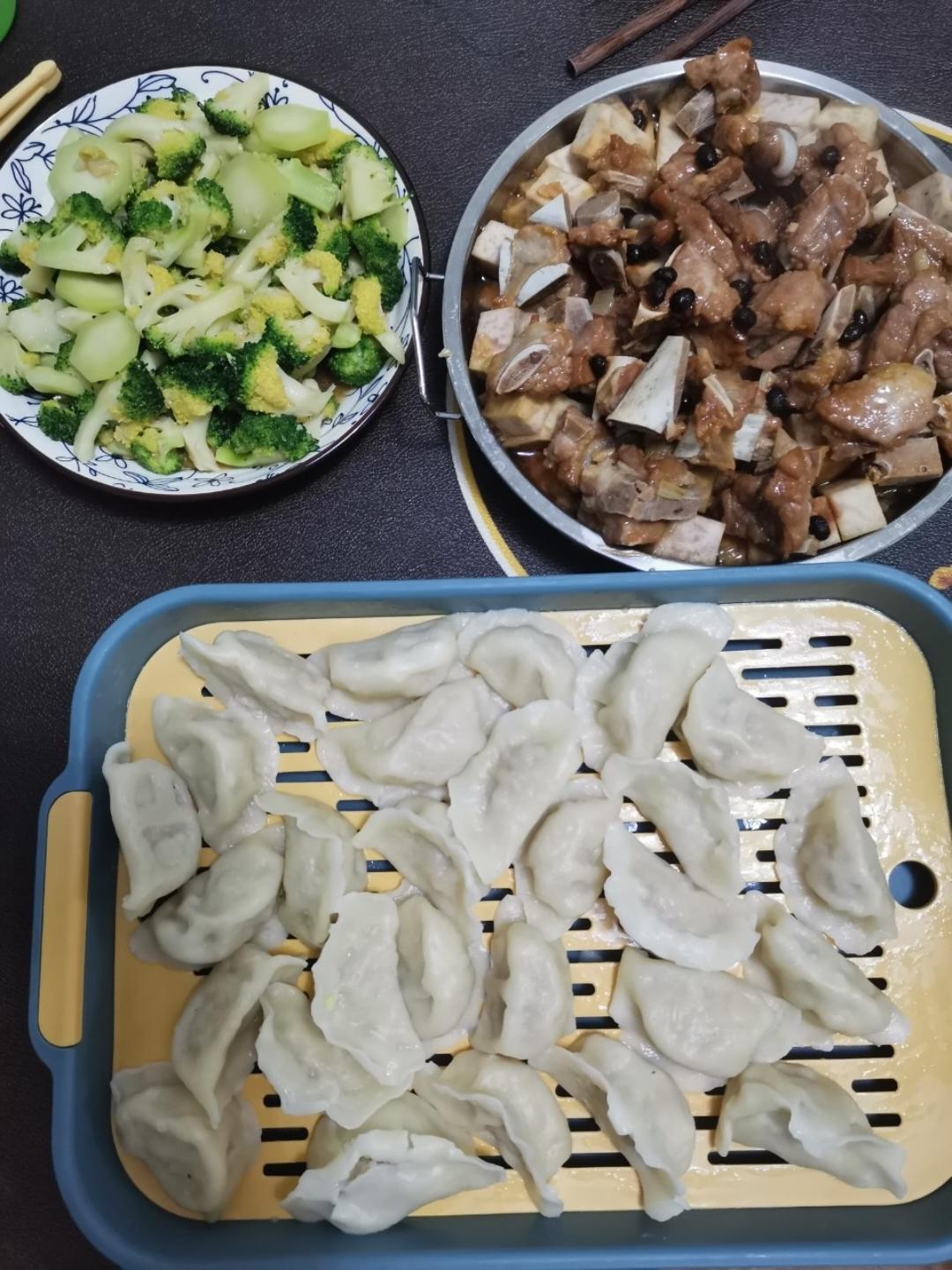 好吃到舔碗的荔浦芋头蒸排骨。