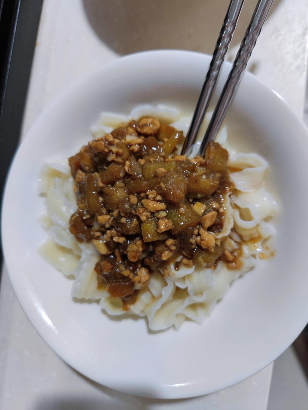 茄子肉末炸酱面