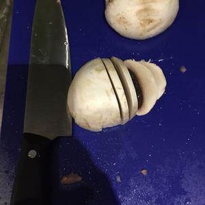 香菇木耳蒸鸡的做法 步骤3
