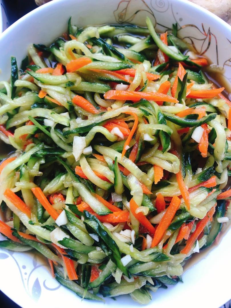 凉拌胡萝卜黄瓜丝