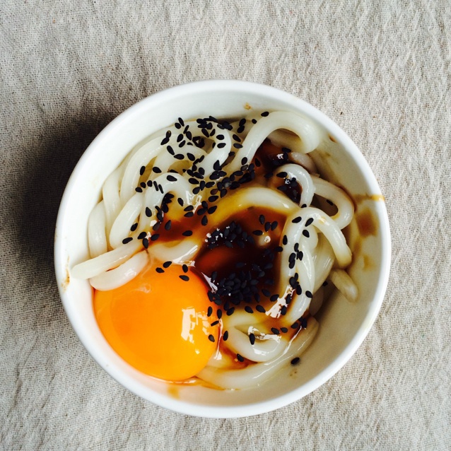 生鸡蛋拌乌冬面