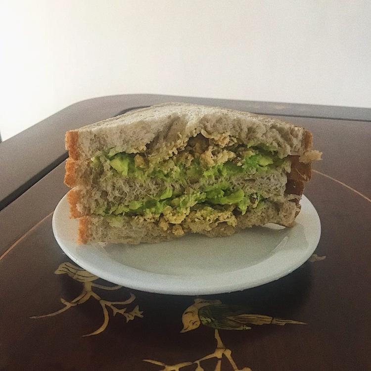 牛油果鸡蛋三明治