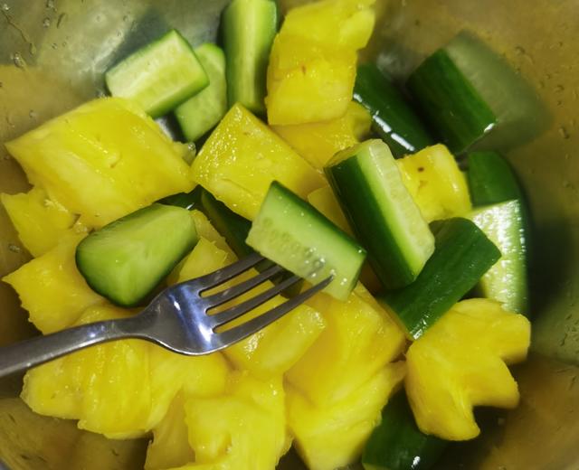 清爽解腻的小吃--菠萝拌黄瓜