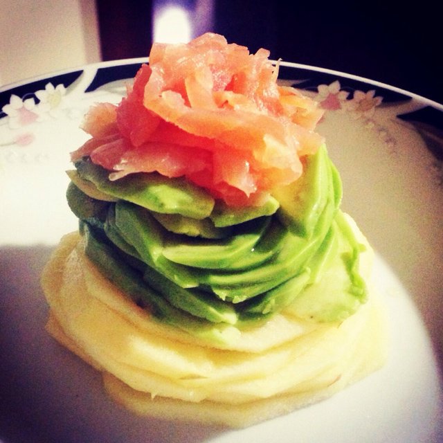 姐姐爱jinjin做的烟熏三文鱼牛油果沙拉塔