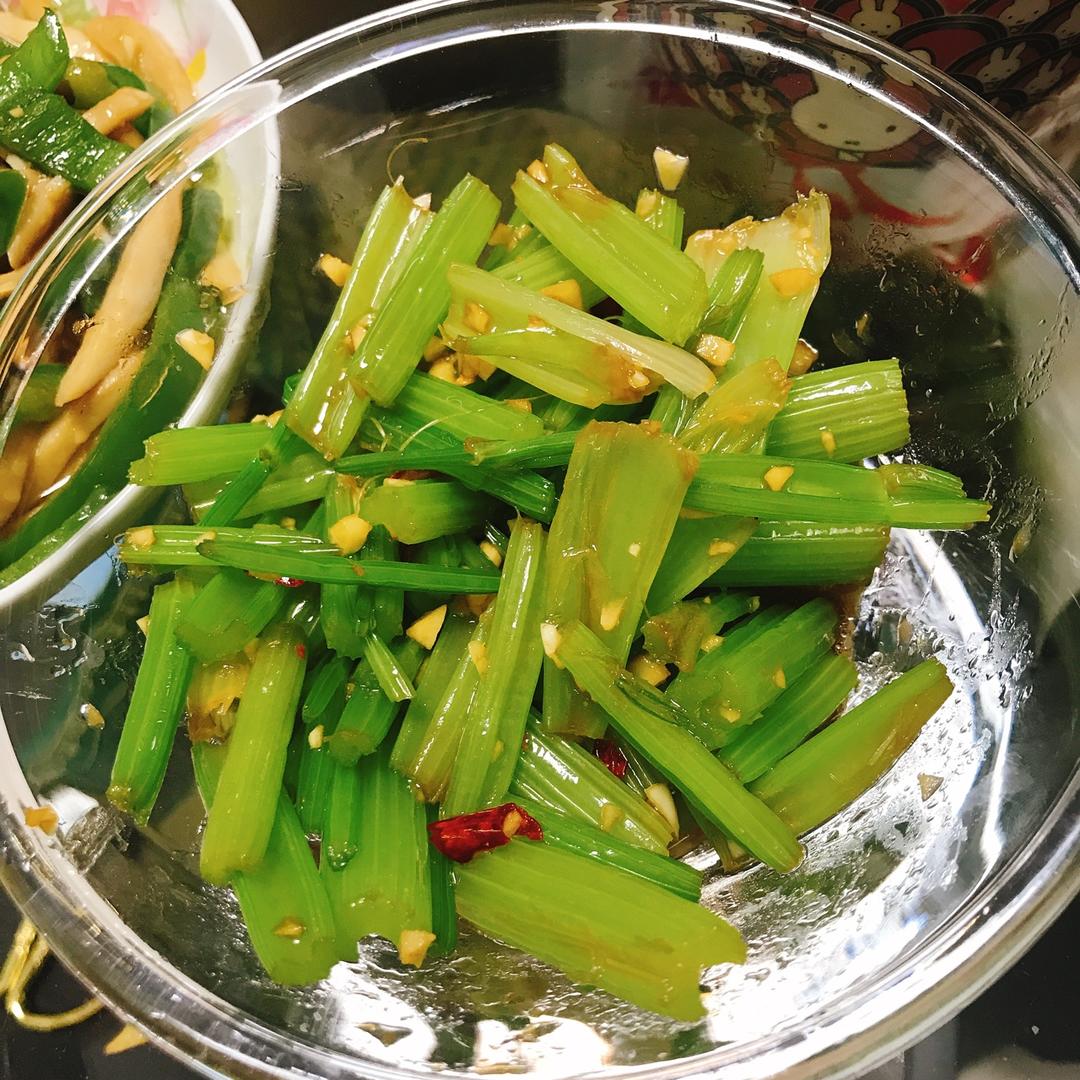 凉拌芹菜