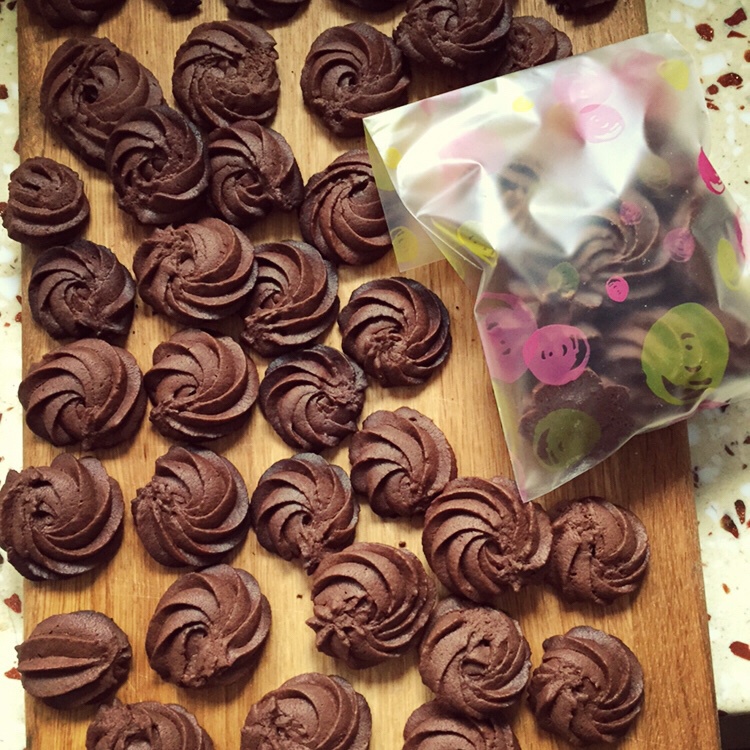 挤花毫无压力的巧克力曲奇