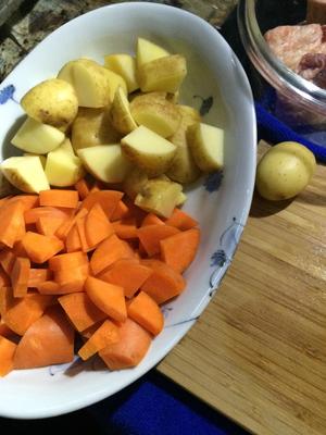 胡萝卜牛肉汤的做法 步骤2