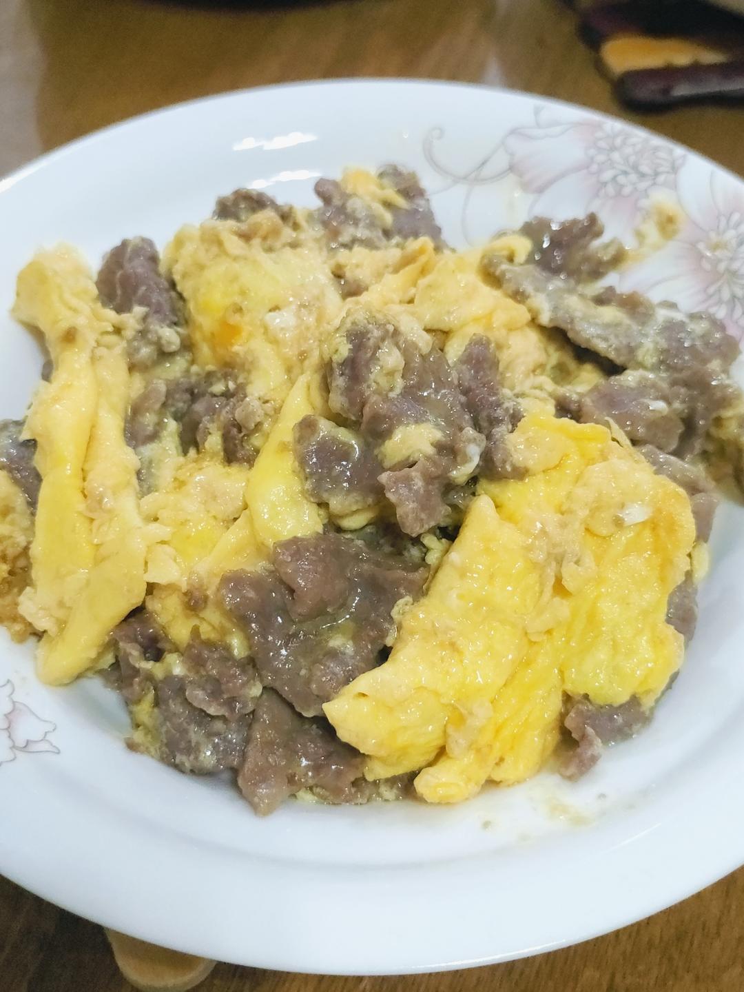 滑蛋牛肉，牛肉滑嫩，鸡蛋松软