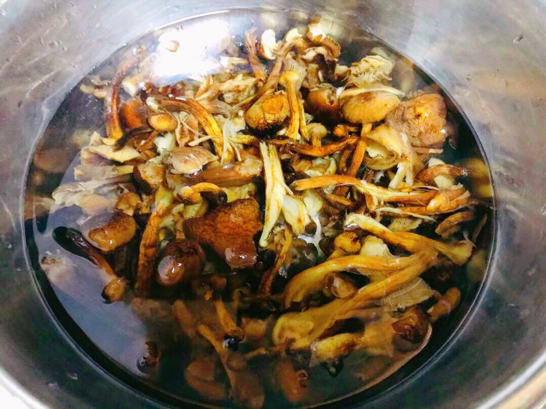 东北宴客大菜~小鸡炖蘑菇的做法 步骤3