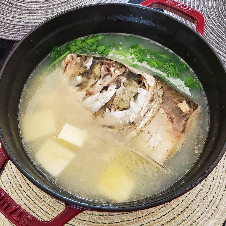 铸铁锅超鲜美鱼头豆腐汤