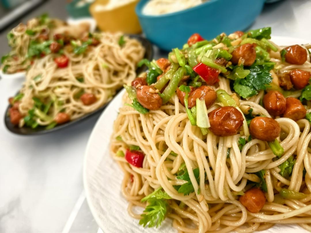 简单凉拌面只要五分钟，美食的快乐你值得～
