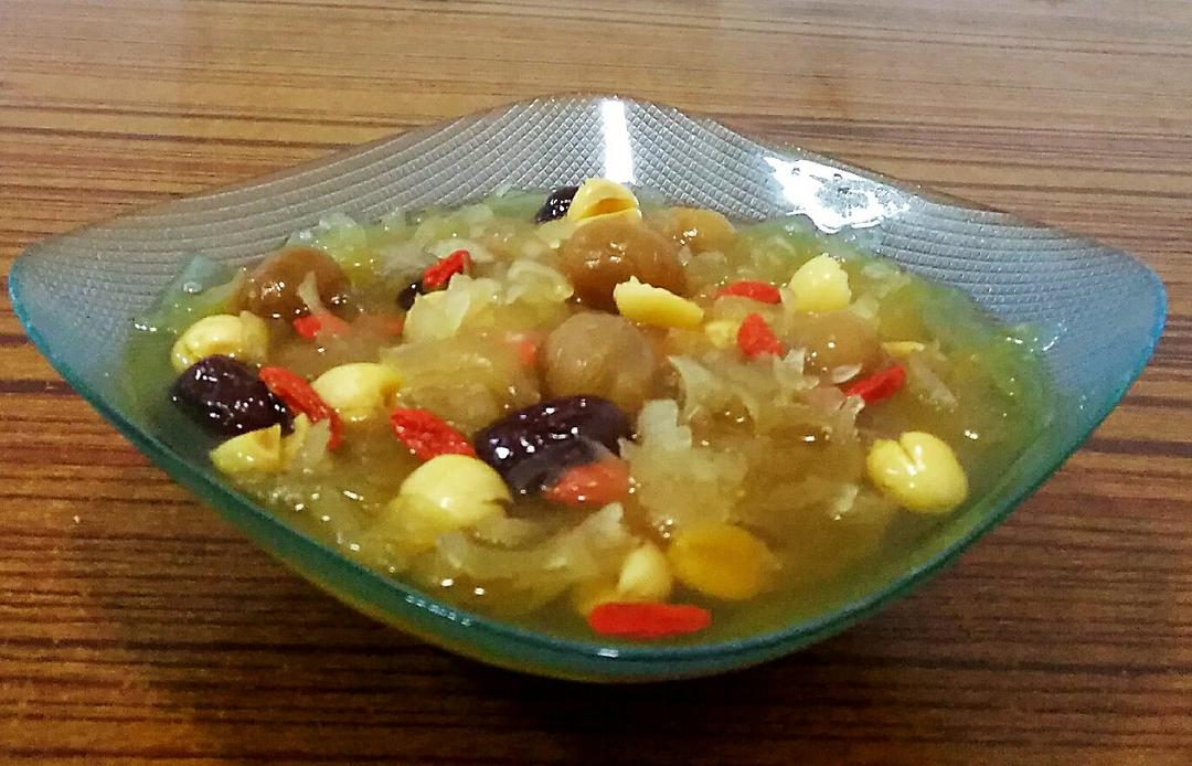 桂圆莲子银耳汤