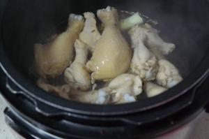 电饭锅版炖鸡腿的做法 步骤4