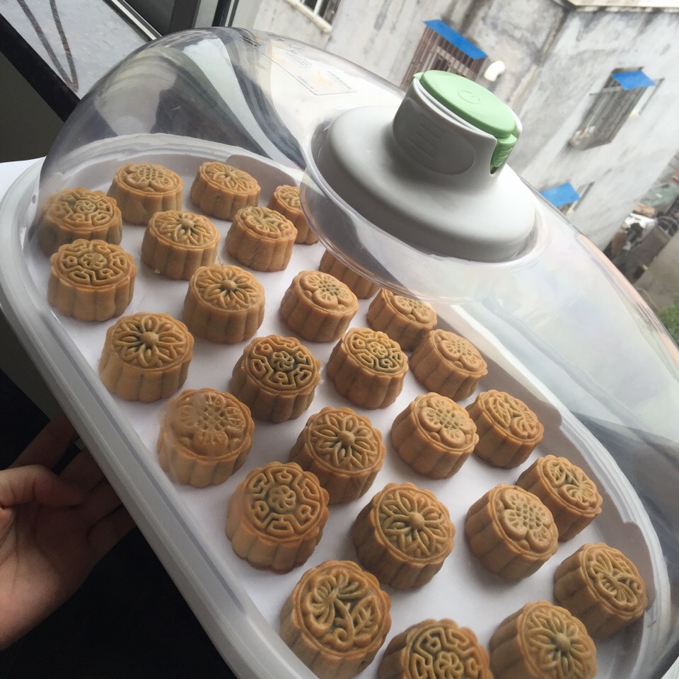 广式月饼—蛋黄芝麻月饼