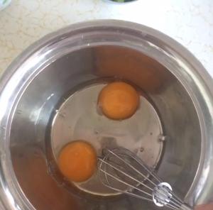 挑食宝宝爱吃的酸甜口味——小鸡蛋包饭（不一样的蛋炒饭）的做法 步骤3