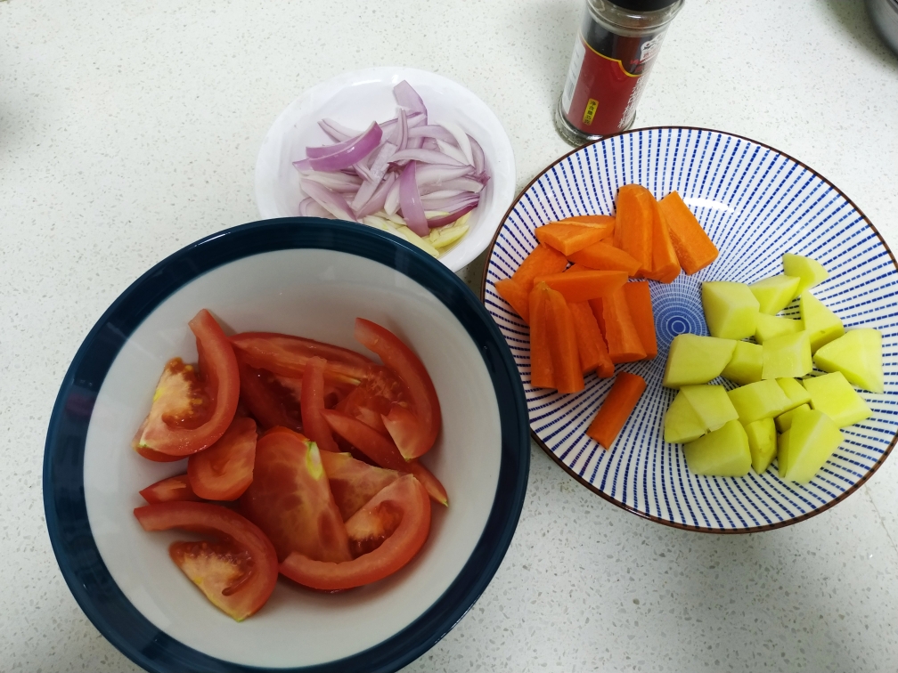 简单温暖的番茄蔬菜汤的做法 步骤1
