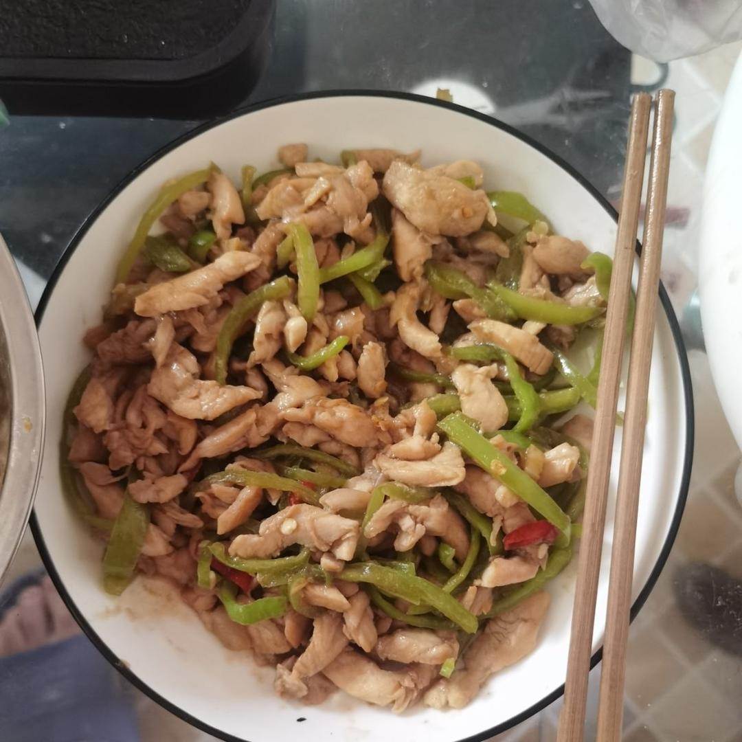 巨好吃的青椒炒鸡胸肉丝，超下饭