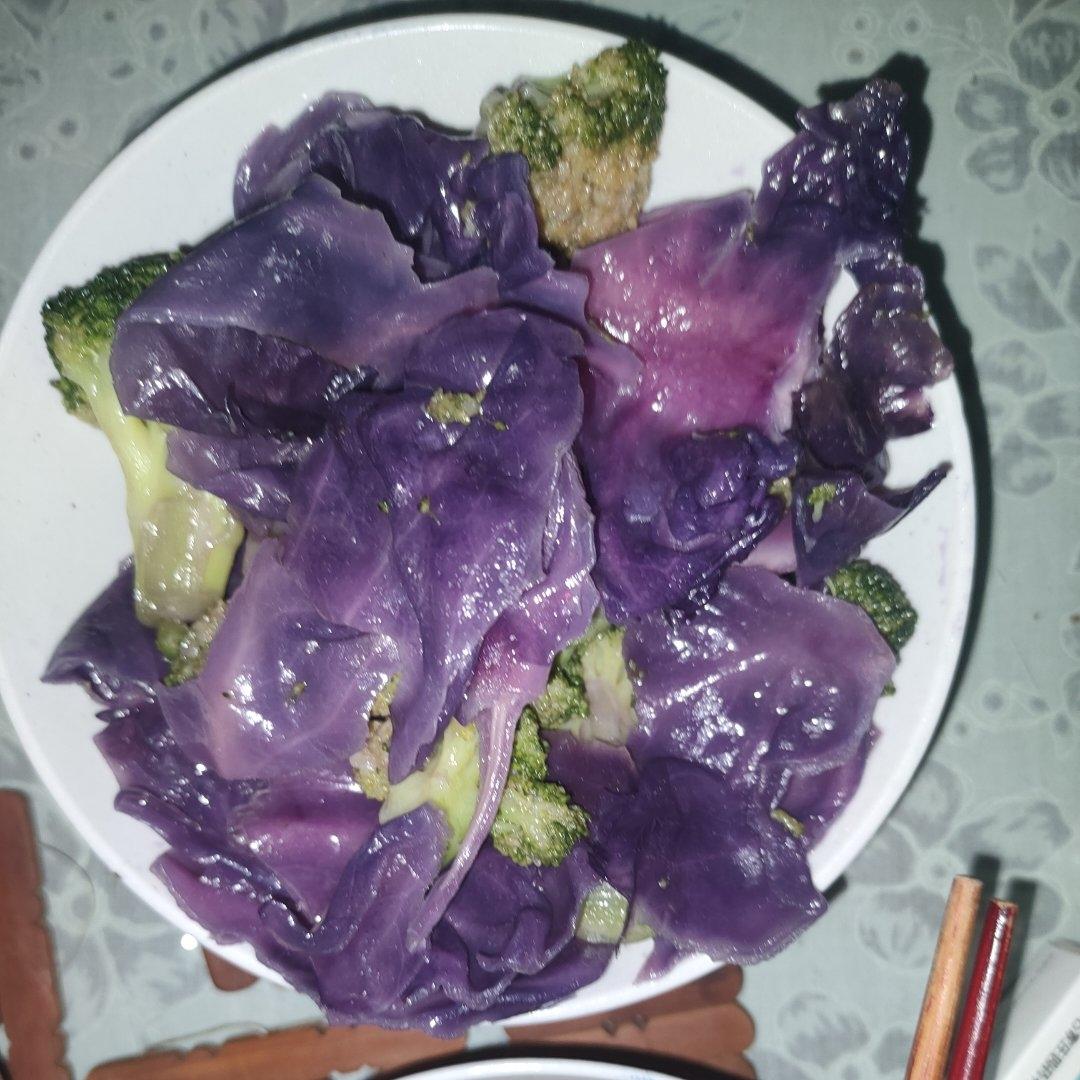 高营养值+高颜值的紫甘蓝炒西兰花