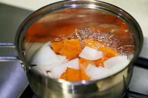 奶香胡萝卜洋葱汤（宝宝辅食）的做法 步骤3