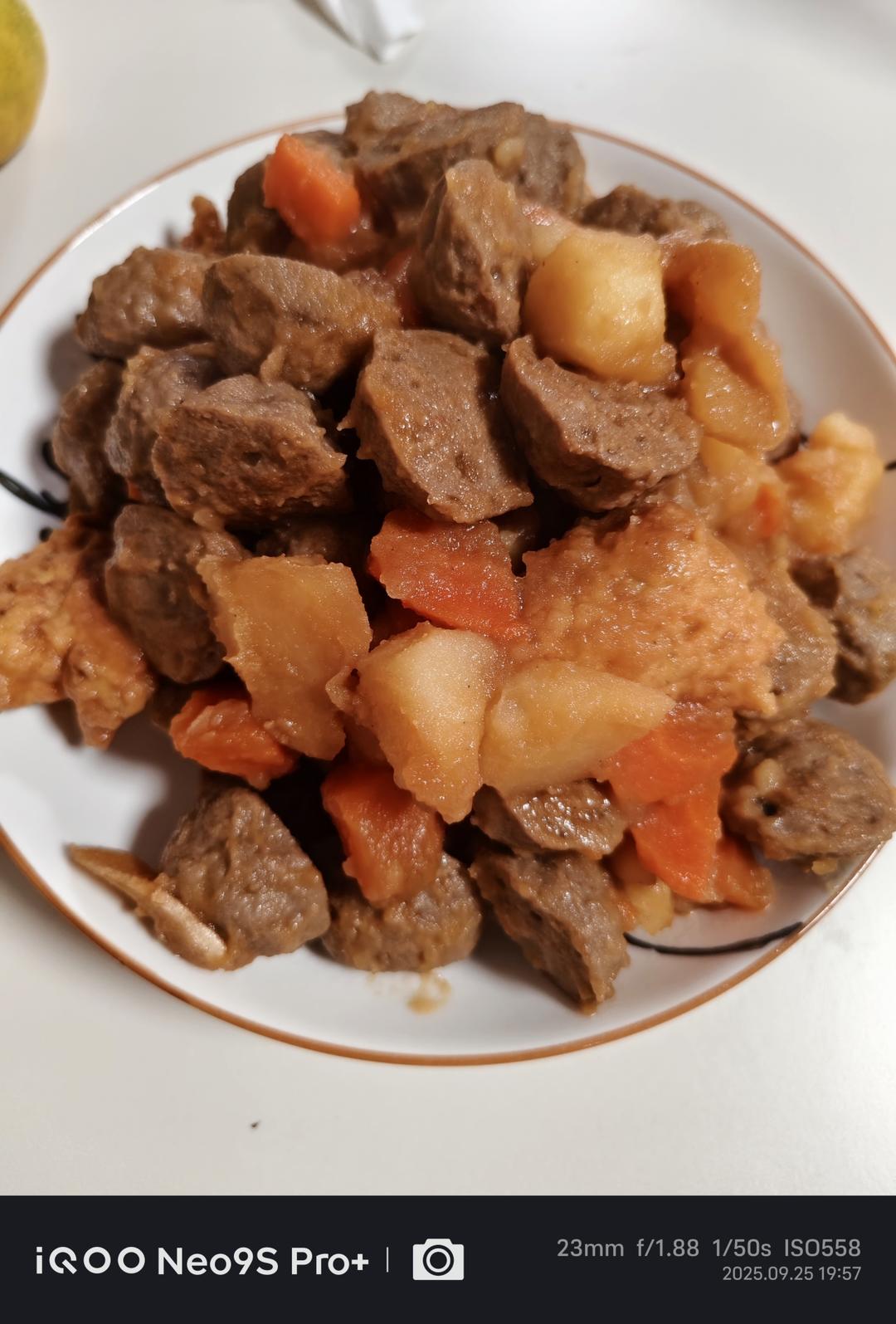黑胡椒牛肉丸子炒土豆胡萝卜，一道菜解决一顿饭