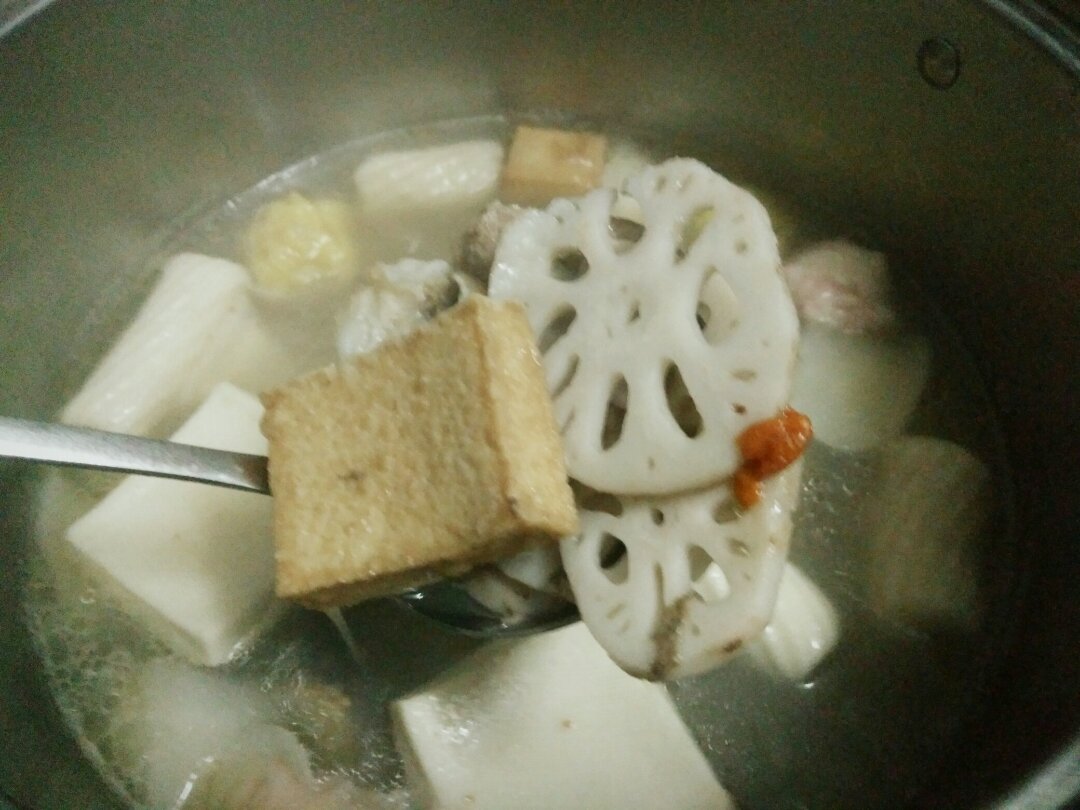 白萝卜猪骨清汤火锅的做法