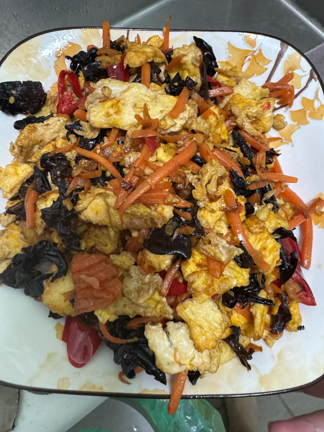 巨好吃的木耳红萝卜炒鸡蛋