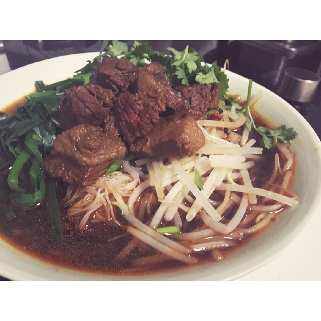红油香辣牛肉米线