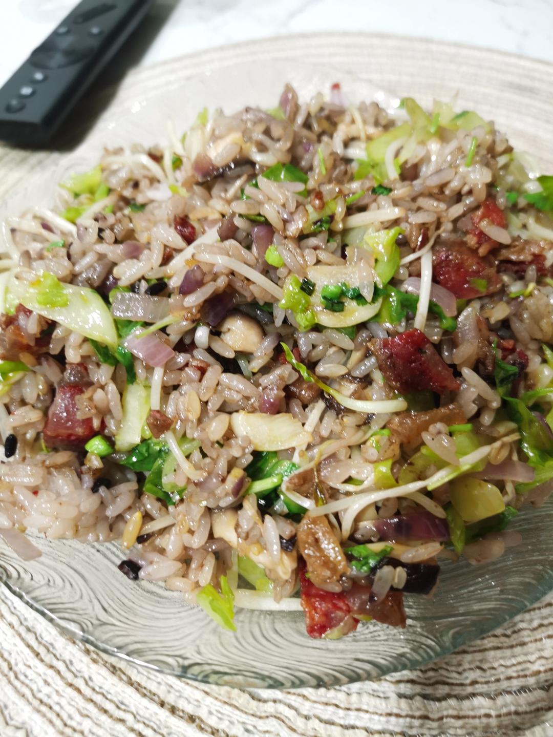 用炒的香肠菜饭