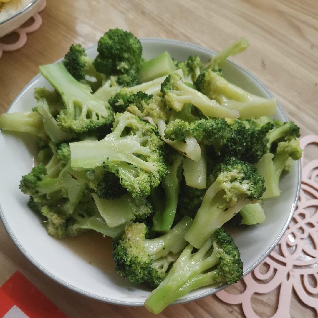 好吃到爆的耗油蒜蓉西兰花(从不修图，喜欢请关注)
