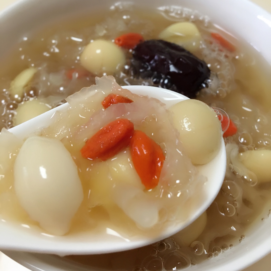 源妈烘焙做的银耳红枣莲子羹tremella jujube lotus nuts sweet soup