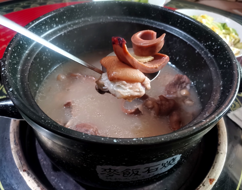 浓郁鲜香的鱿鱼猪碲花生汤（砂锅炖养生汤）的做法