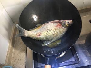 红烧鳊鱼（武昌鱼不粘锅不破皮）的做法 步骤6