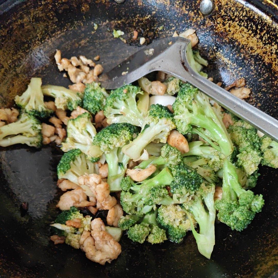 鸡胸肉炒西兰花