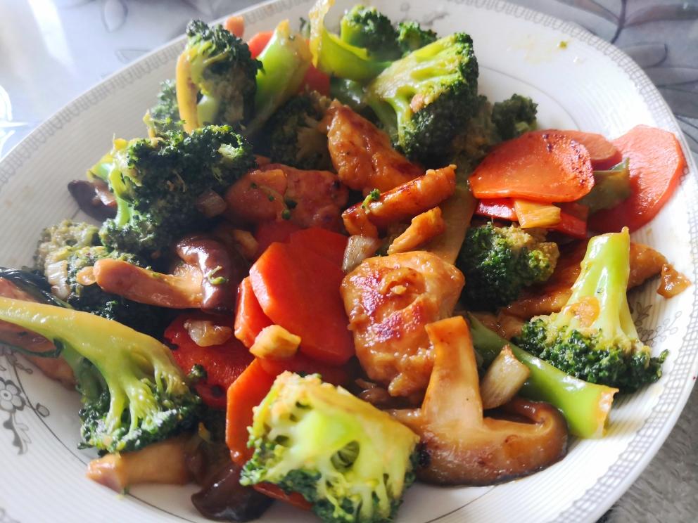 鸡胸肉炒西兰花