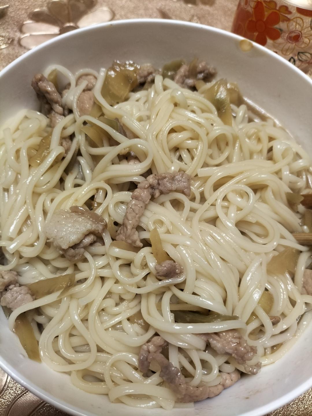 夏天来了，没胃口就来份香辣开胃榨菜肉丝粉