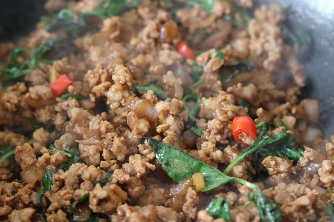 饭扫光—泰式金不换猪肉碎