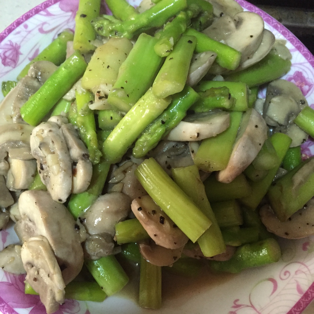 芦笋炒蘑菇