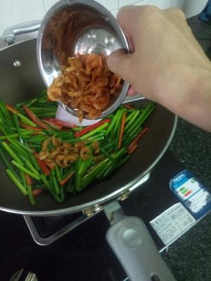 韭菜薹炒河虾（家常菜）的做法 步骤5