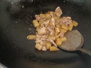 超有味的香菇土豆炖鸡肉的做法 步骤4