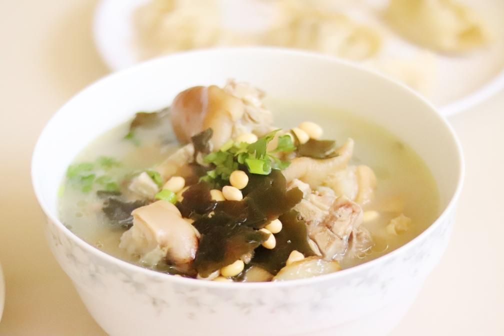海带猪蹄黄豆汤🍲的做法